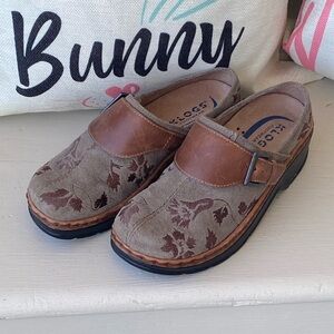 Klogs Austin Taupe Suede Tapestry Clogs size 6